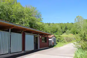Camping Le Lac de Saint-Point Lamartine - Öffentliche Sanitäranlage im grünen Bereich auf dem Campingplatz