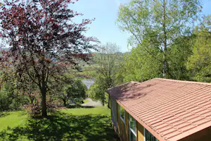 Camping Le Lac de Saint-Point Lamartine - Mobilheim im Schatten der Bäume mit dem Blick auf die Hügel