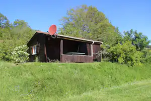 Camping Le Lac de Saint-Point Lamartine - Mobilheim mit der SAT-Anlage im Grünen auf dem Campingplatz