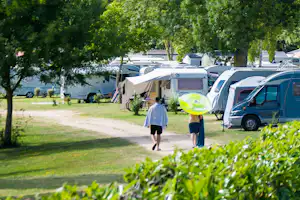 Camping Le Lac des Varennes - Stellplätze vor dem Angelsee