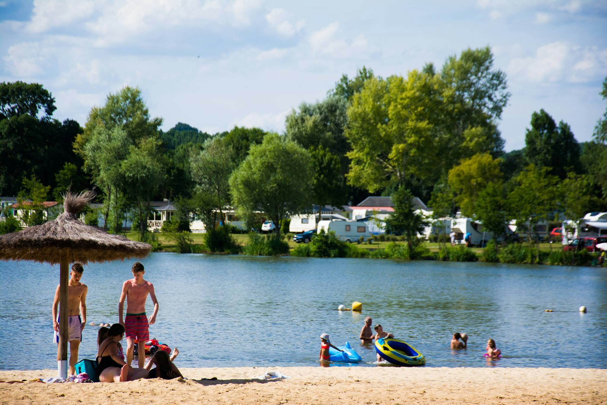 Camping Le Lac des Varennes - Strand am Campingplatz