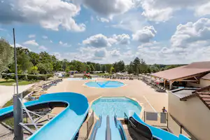 Camping Le Lac d'Orient - Campingplatz mit Pool, Wasserrutsche, Liegestühlen und Sonnenschirmen--