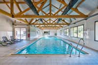 Camping Le Lac d'Orient - Indoor Schwimmbad mit Liegestühlen 