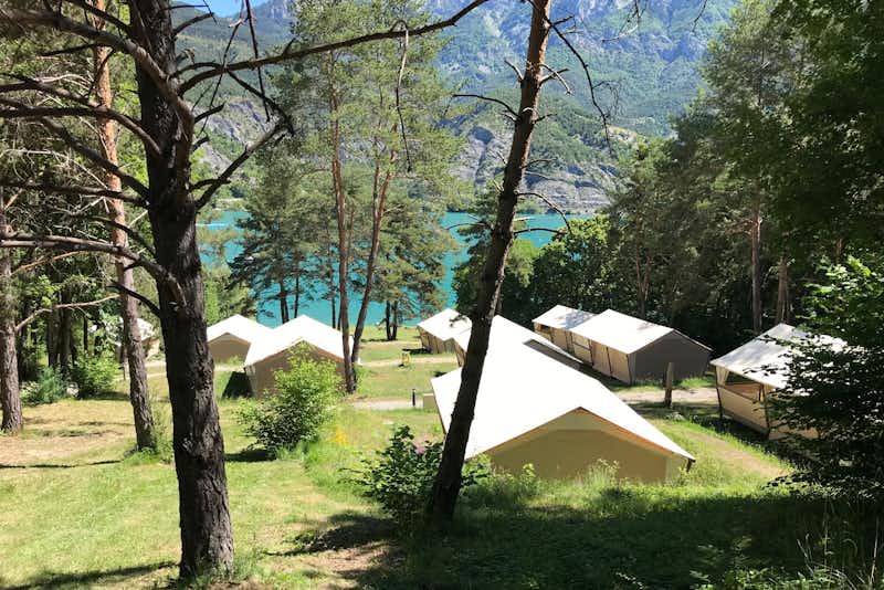 Camping Le Lac - Serre-Ponçon - campingplatz mit blick auf dem see