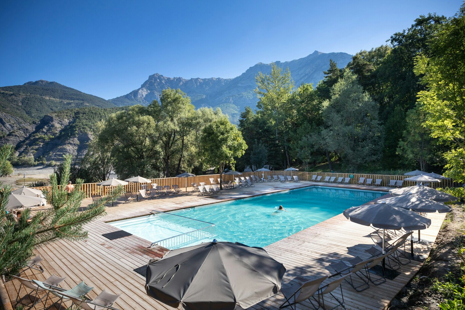 Huttopia Lac de Serre-Ponçon  - Pool im Freien mit Liegestühlen und Sonnenschirmen