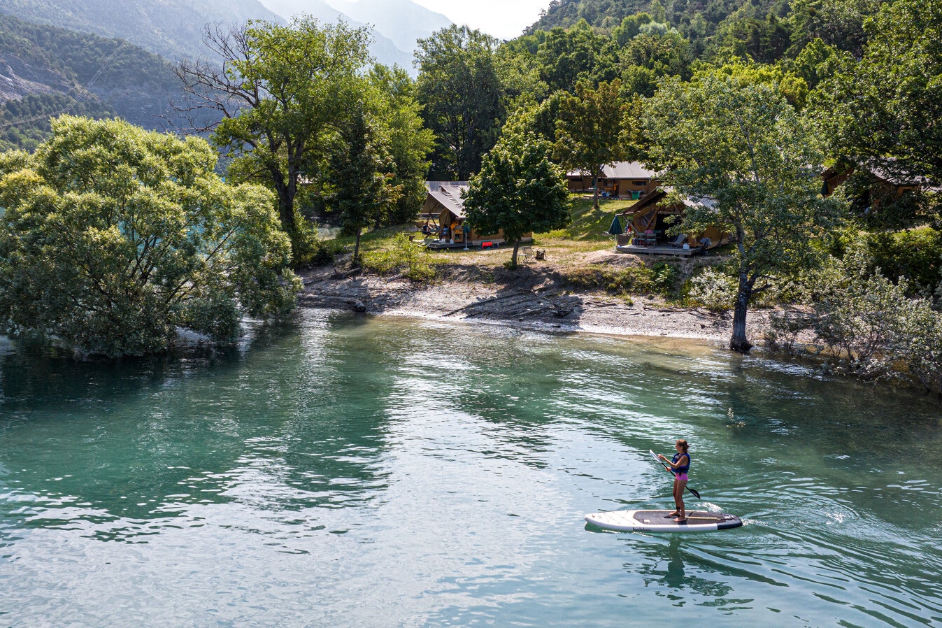 Huttopia Lac de Serre-Ponçon - Blick auf das Ufer des Flusses