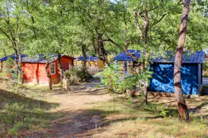 Camping Le Lavandin - Mobilheime umgeben von Bäumen auf dem Campingplatz