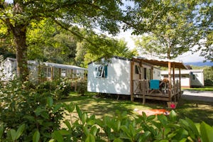 Yelloh! Village Le Lavedan - Mobilheim vom Campingplatz mit Veranda im Grünen