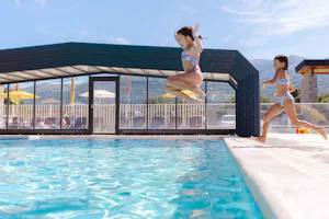 Yelloh! Village Le Lavedan - Kinder springen in den Pool des Campingplatzes