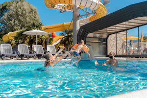 Yelloh! Village Le Lavedan - Pool im Freien mit Wasserrutsche, Liegestühlen und Sonnenschirmen