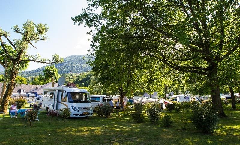 Yelloh! Village Le Lavedan - Standplätze im Grünen auf dem Campingplatz