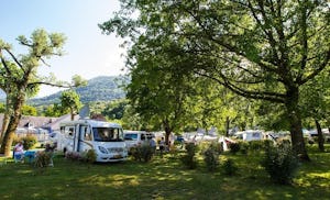 Yelloh! Village Le Lavedan - Standplätze im Grünen auf dem Campingplatz
