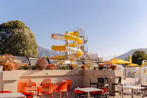 Yelloh! Village Le Lavedan - Terrasse am Pool des Campingplatzes