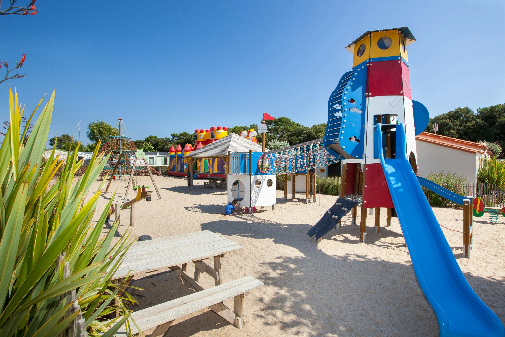 Camping Sandaya Le Littoral - Rutsche am Strand vor dem Campingplatz
