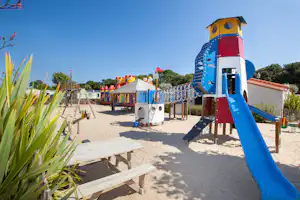 Camping Sandaya Le Littoral - Rutsche am Strand vor dem Campingplatz