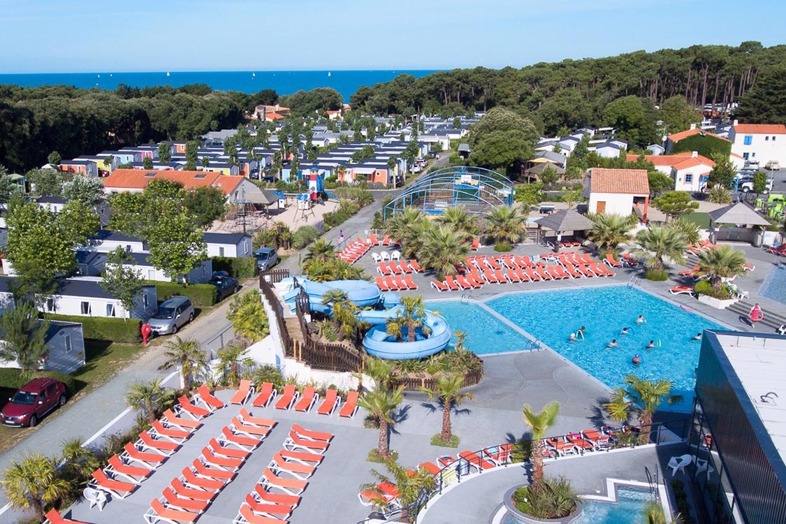 Yelloh! Village Le Littoral - Übersicht auf das gesamte Campingplatz Gelände - Pool