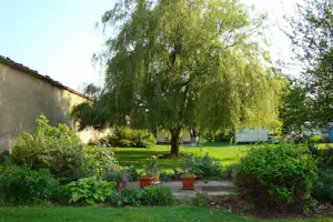 Camping Le Logis de la Lande - Stellplätze auf der Wiese des Campingplatzes
