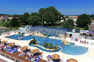 Camping Le Logis du Breuil - Poolbereich auf dem Campingplatz