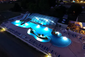 Camping Le Logis du Breuil - Poolbereich bei Nacht
