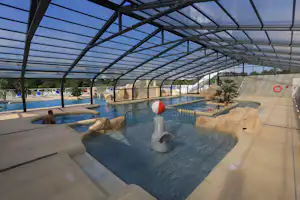 Camping Le Logis du Breuil - Innenpoolbereich auf dem Campingplatz