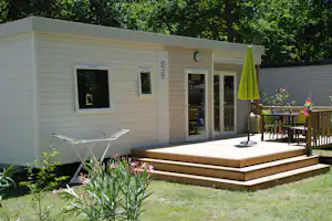 Camping Le Logis du Breuil - Mobilheim mit Terrasse auf dem Campingplatz