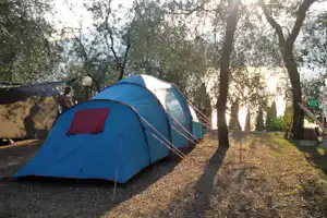 Camping le Maior - Zeltstellplatz mit Blick auf den Gardasee auf dem Campingplatz