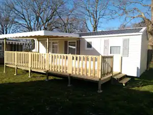Camping Le Manoir de Bezolle - Mobilheim mit Terrasse auf dem Campingplatz