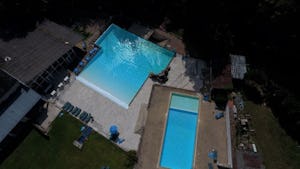 Camping Le Manoir de Bezolle - Pool im Freien auf dem Campingplatz