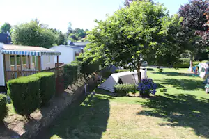 Camping Le Manoir de Pen-ar-Steir - Mobilheim neben der Zeltwiese