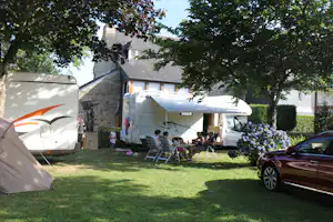 Camping Le Manoir de Pen-ar-Steir - Wohnmobile auf einem Stellplatz unter Bäumen