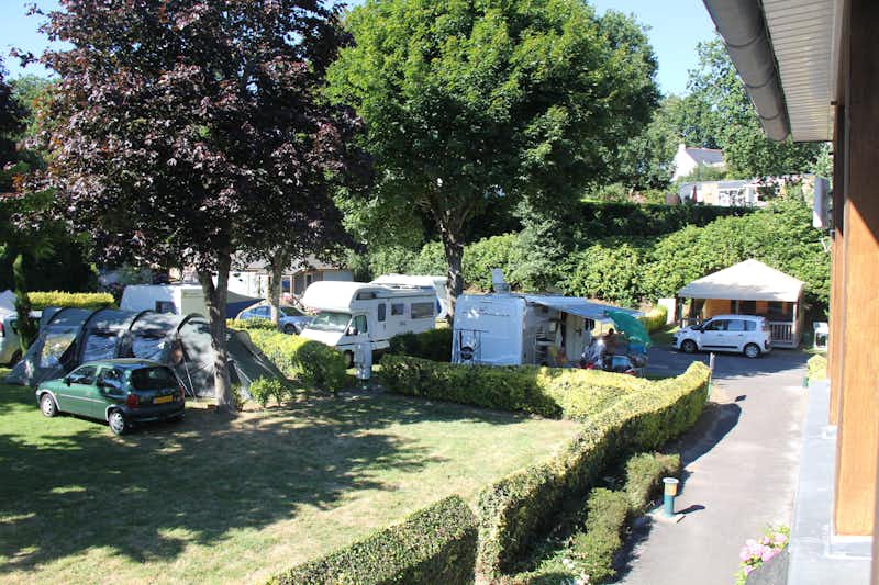 Camping Le Manoir de Pen-ar-Steir - Wohnwagen- und Zeltstellplatz, umringt von Hecken