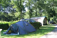 Camping Le Manoir de Pen-ar-Steir - ein Zelt auf dem Stellplatz