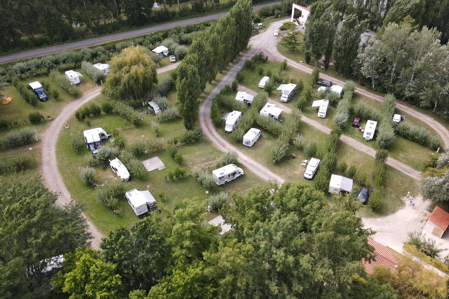 Camping Le Marais Sauvage  - Luftaufnahme des Campingplatzes im Grünen