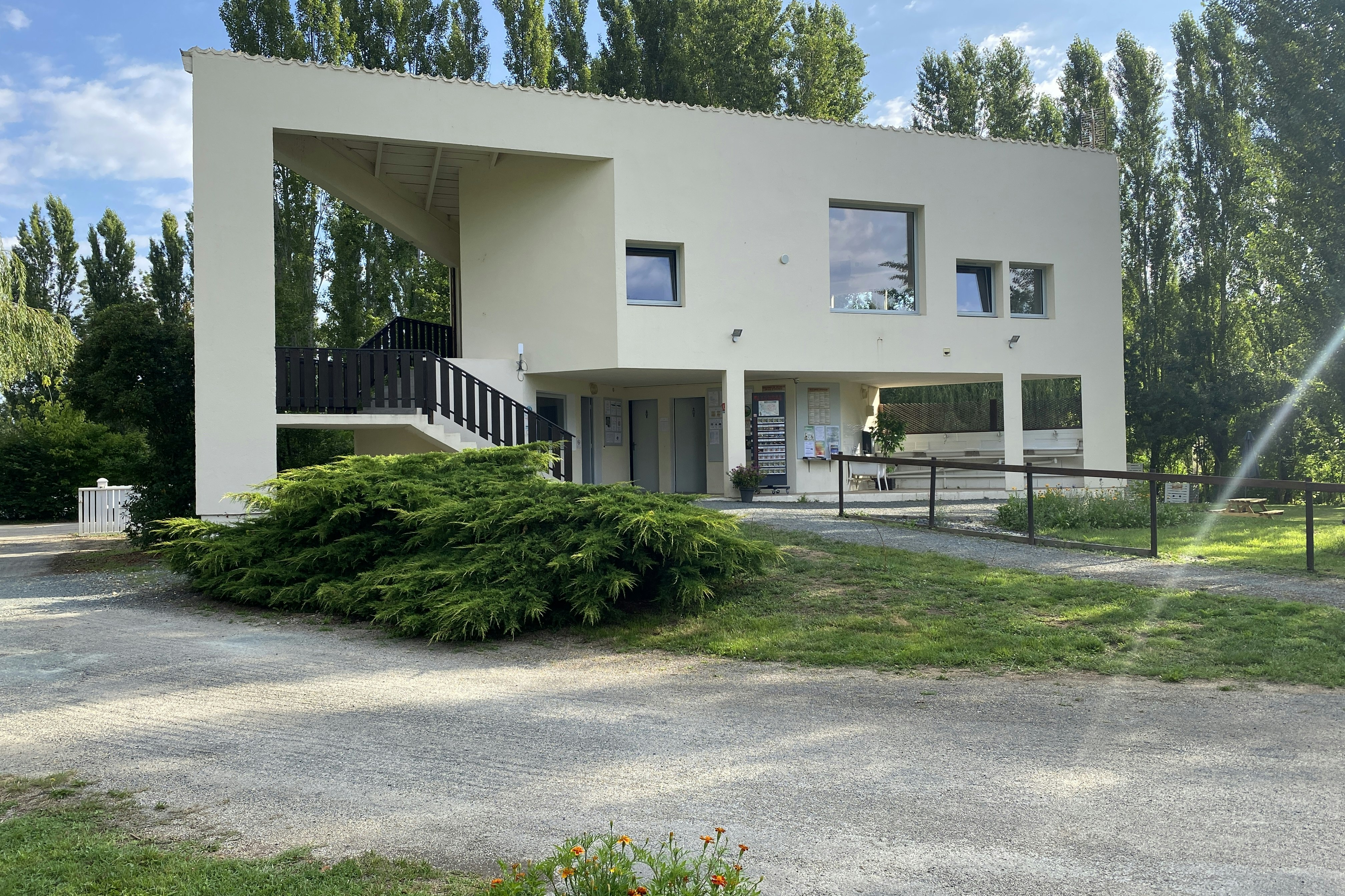 Camping Le Marais Sauvage - Rezeption und Sanitärgebäude auf dem Campingplatz