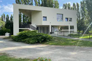 Camping Le Marais Sauvage - Rezeption und Sanitärgebäude auf dem Campingplatz
