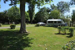 Camping Le Martin Pêcheur - Wohnwagenstellplätze im Grünen auf dem Campingplatz