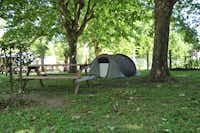 Camping Le Martin Pêcheur - Zeltplatz im Grünen mit Esstisch 