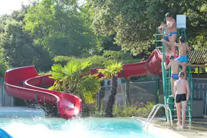 Camping Le Martinet Rouge - Pool vom Campingplatz mit Wasserrutsche