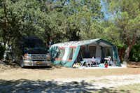 Camping Le Martinet Rouge  -  Wohnwagen- und Zeltstellplatz vom Campingplatz zwischen Bäumen