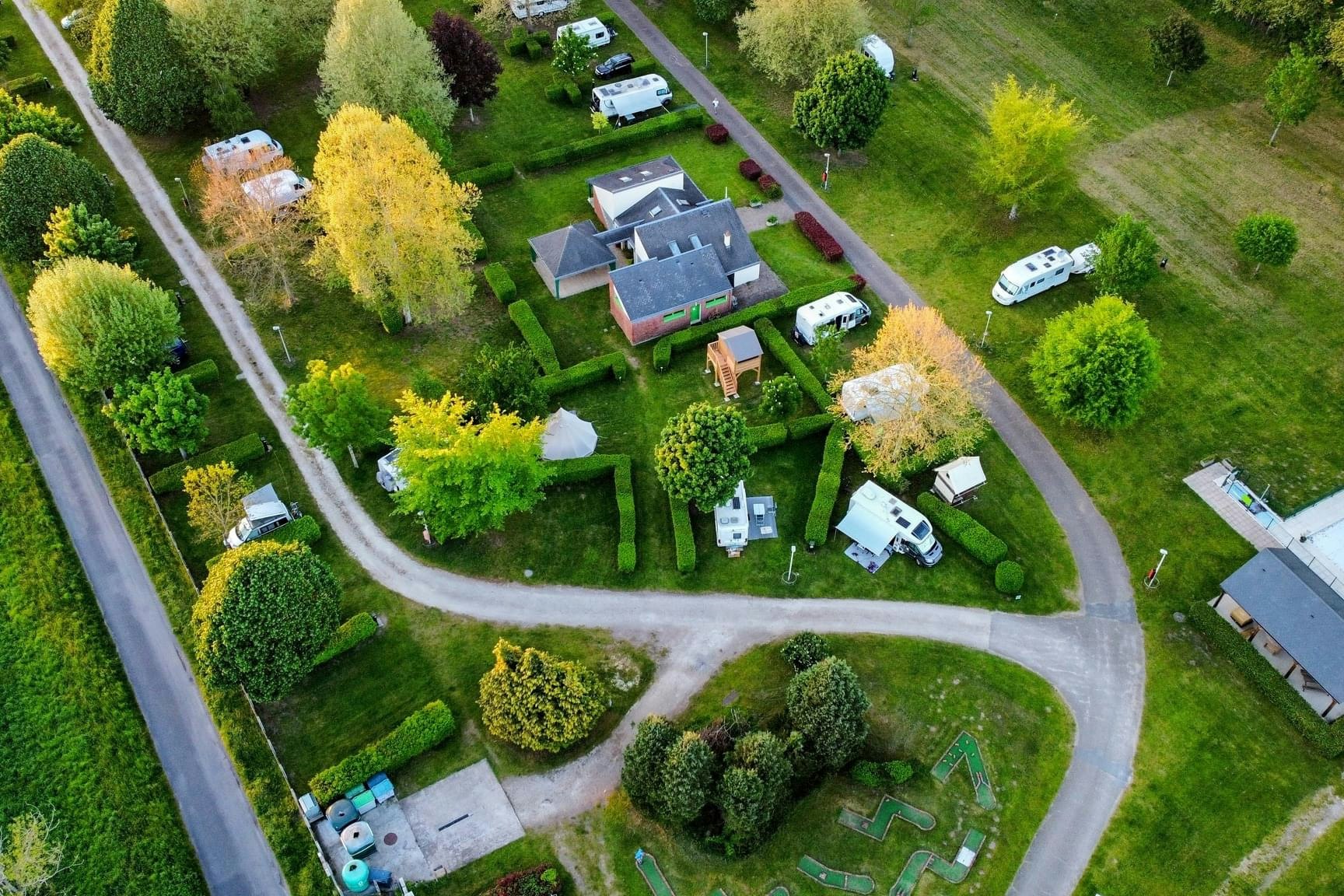 Camping le Martinet  - Luftaufnahme des Campingplatzes im Grünen