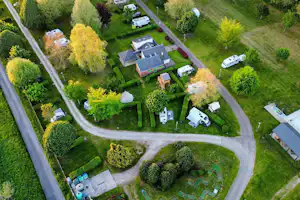 Camping le Martinet - Luftaufnahme des Campingplatzes im Grünen