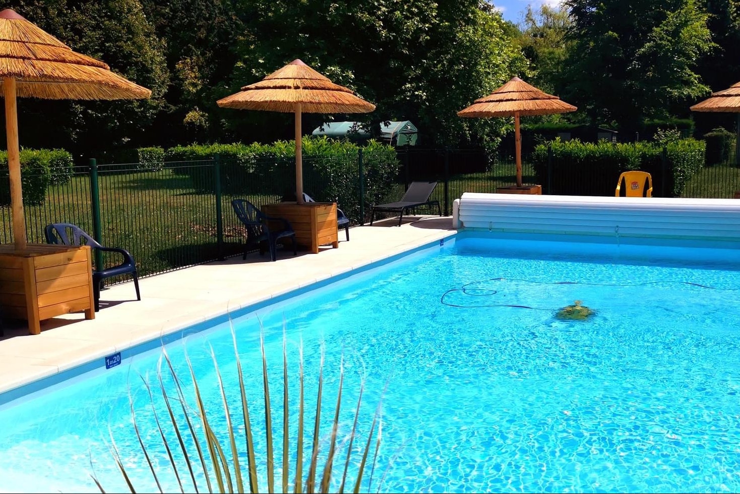 Camping le Martinet  - Pool im Freien mit Sonnenschirmen