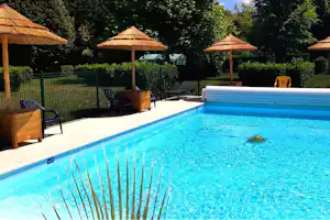 Camping le Martinet - Pool im Freien mit Sonnenschirmen