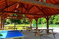Camping le Martinet - Bereich mit Picknicktischen und Tischtennisplatte