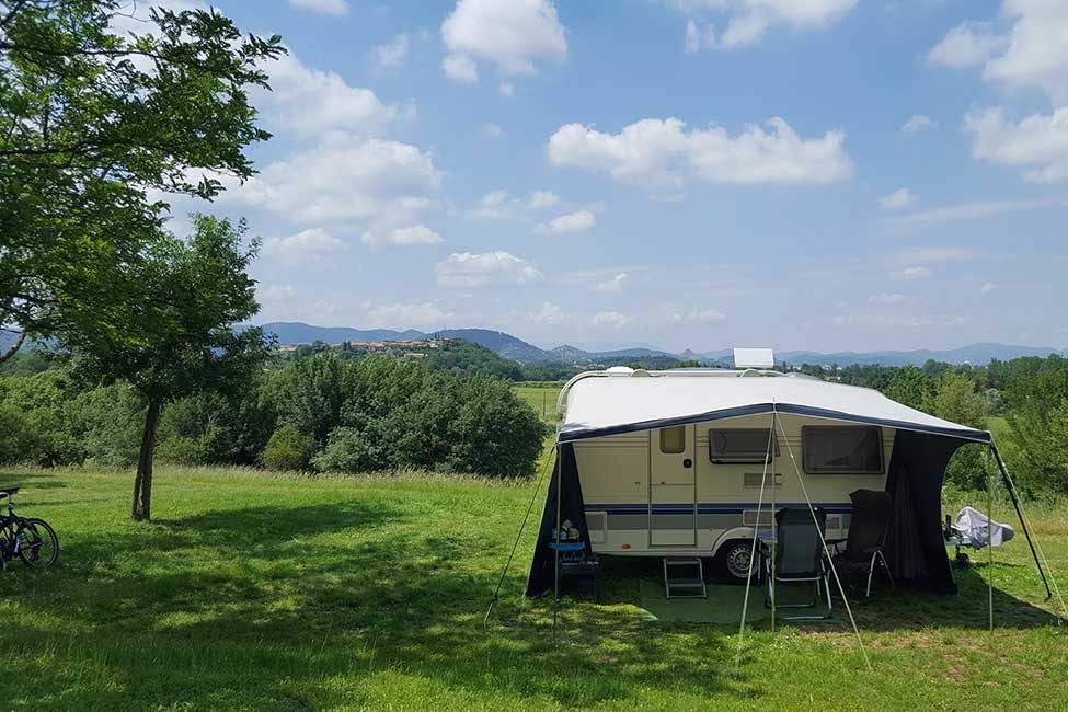 Camping Le Mas Cauvy - Blick auf einen Stellplatz im Grünen