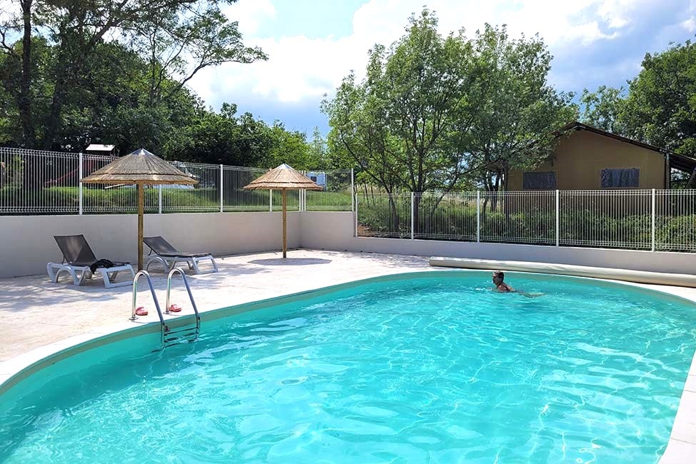 Camping Le Mas Cauvy - Pool im Freien auf dem Campingplatz