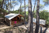 Camping Le Mas de Reilhe -  Mobilheim mit Terrasse unter Bäumen auf dem Campingplatz