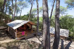 Camping Le Mas de Reilhe - Mobilheim mit Terrasse unter Bäumen auf dem Campingplatz