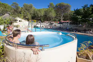 Camping Le Mas de Reilhe - Poolbereich auf dem Campingplatz