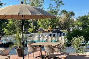 Camping Le Mas de Reilhe - Terrasse des Restaurants mit Blick auf den Pool